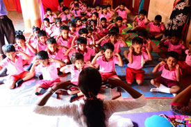 Jaffna-Primary-school-Yoga-class-listening-to-the-Om (zum Vergrößern anklicken)