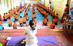 Rows-of-children-meditating-on-heart-center-Jaffna-with-Kriyananadamayi (zum Vergrößern anklicken)