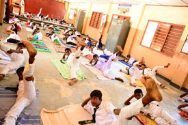 Yoga-class-at-school-in-Eluvaitivu-April-2017 (zum Vergrößern anklicken)