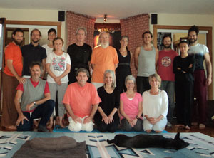 Durga Ahlund et M. Govindan Satchidananda avec les participants de la formation des enseignants du Kriya Hatha Yoga, à l’ashram au Quebec, le 1 septembre 2014  (cliquez pour agrandir) Durga Ahlund et M. Govindan Satchidananda avec les participants de la formation des enseignants du Kriya Hatha Yoga, à l’ashram au Quebec, le 1 septembre 2014  (cliquez pour agrandir)